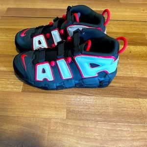 Like new Nike Uptempo big kids size 7 gs